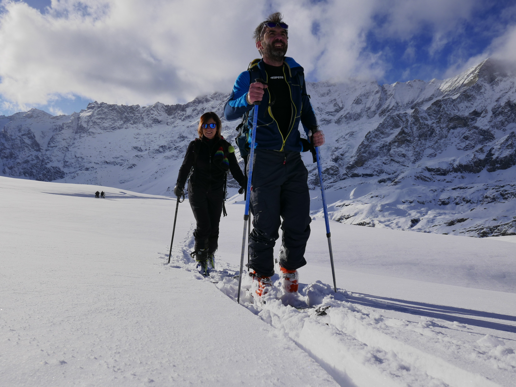 Due persone salgono sulla vetta della montagna con gli scia da alpinismo